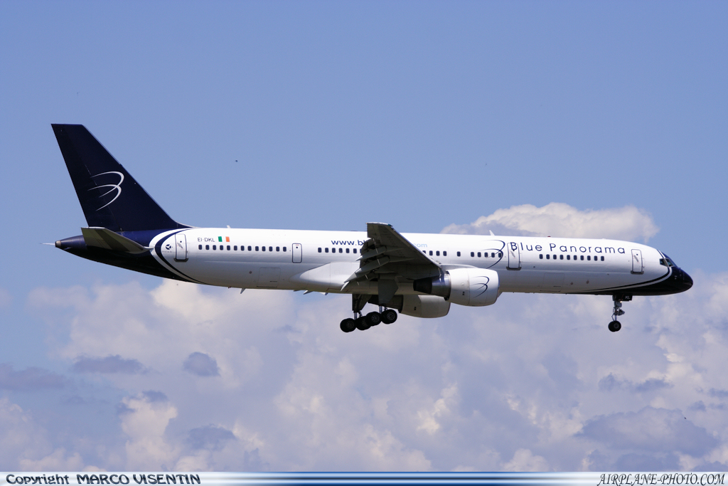 Photo Blue Panorama Airlines Boeing 757-231