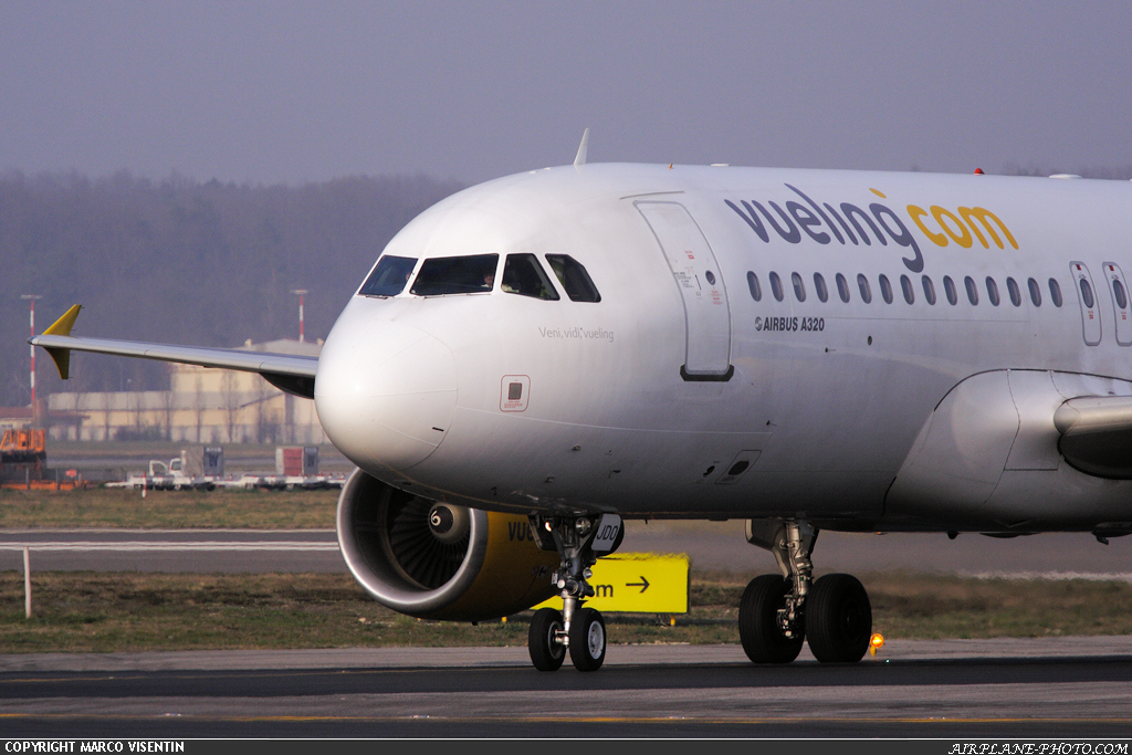 Photo Vueling Airlines Airbus A320-214